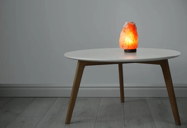 Himalaya zout lamp op tafel binnenshuis — Stockfoto
