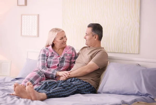 Pareja mayor en la cama juntos en casa —  Fotos de Stock