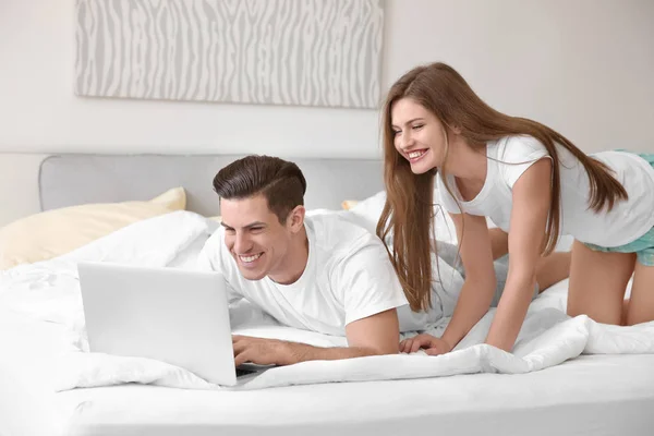 Junges Paar Mit Laptop Hause Bett — Stockfoto