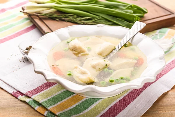 おいしいスープとテーブルの上の餃子プレート — ストック写真