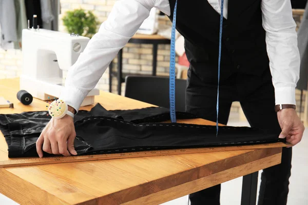 Pantalones de costura de sastre joven en atelier — Foto de Stock