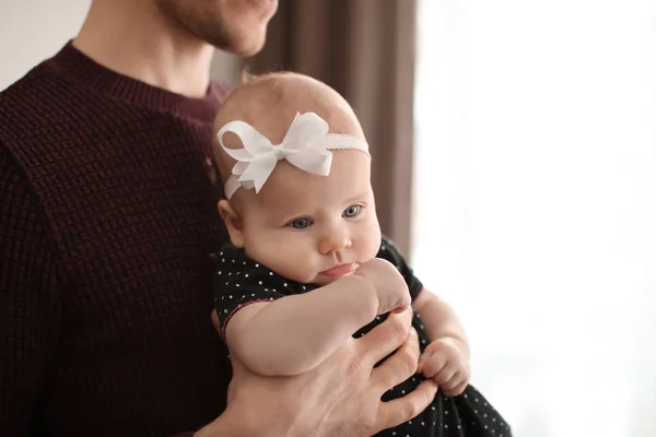 Jeune père avec son mignon petit bébé à la maison — Photo