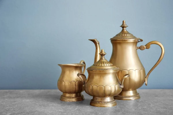 Tee-Set aus Metall auf dem Tisch. Vintage-Kochutensilien — Stockfoto