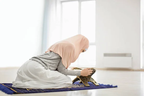 屋内では コーランを読んで若いイスラム教徒の女性 — ストック写真