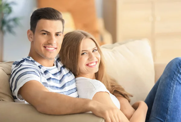 Mladý pár doma na pohovce — Stock fotografie