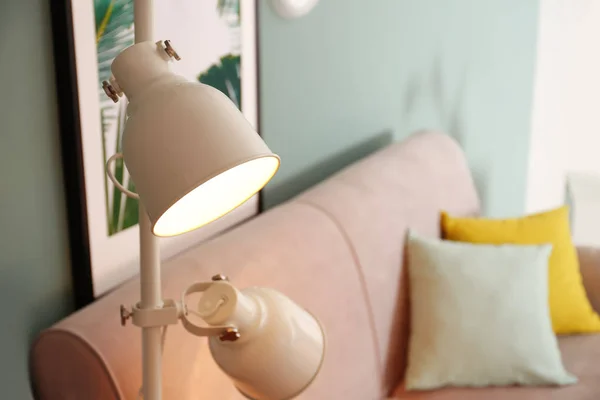 Elegante lampada vicino divano in soggiorno — Foto Stock