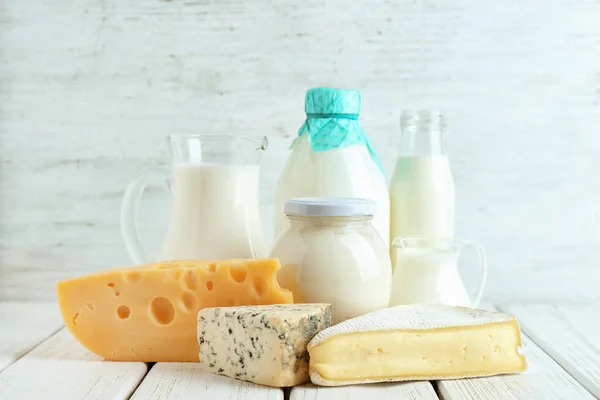 Свіжі Молочні продукти на столі — стокове фото