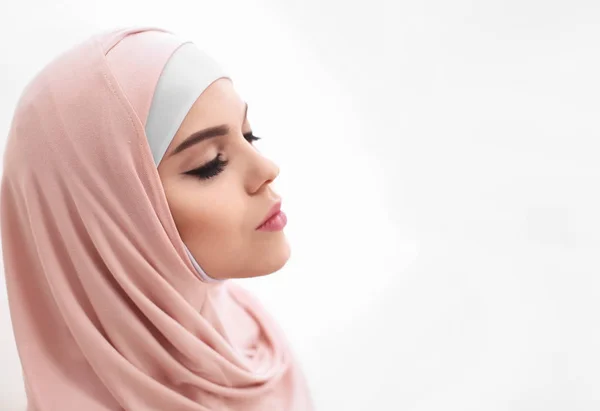 Mujer Musulmana Joven Rezando Sobre Fondo Blanco — Foto de Stock