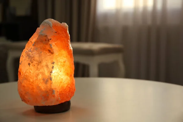 Гималайская соляная лампа на столе в помещении — стоковое фото