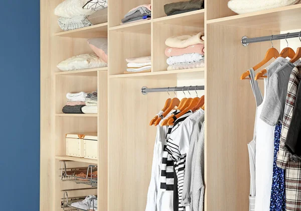 Armário grande armário com roupas e sapatos diferentes — Fotografia de Stock