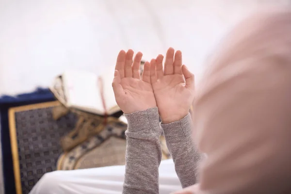 Wanita Muslim Muda Berdoa Dalam Ruangan Fokus Pada Tangan — Stok Foto