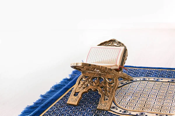 Ανοιχτό ιερό βιβλίο των μουσουλμάνων σε περίπτερο — Φωτογραφία Αρχείου