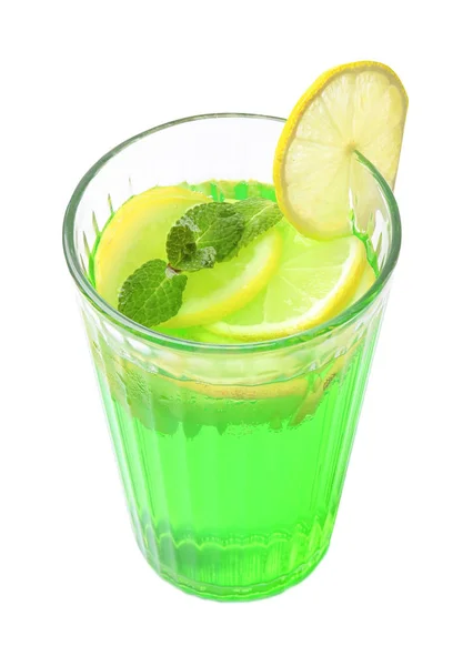 Glas leckere Limonade auf weißem Hintergrund — Stockfoto
