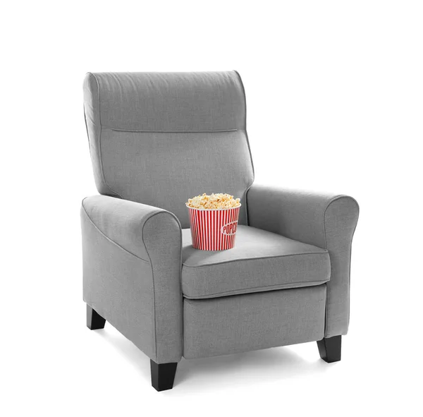 Зручне крісло з попкорном на білому тлі. Домашній кінотеатр — стокове фото
