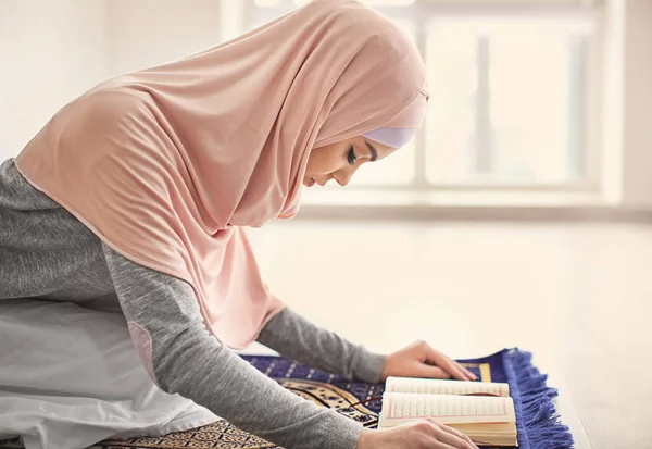 Wanita Muslim Muda Membaca Quran Dalam Ruangan — Stok Foto