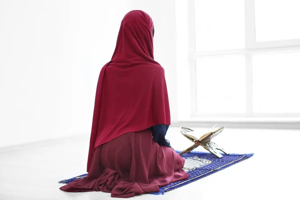 イスラム教徒の女性が室内で コーランを読む — ストック写真