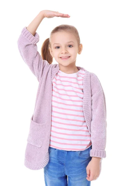 Niña midiendo altura sobre fondo blanco —  Fotos de Stock