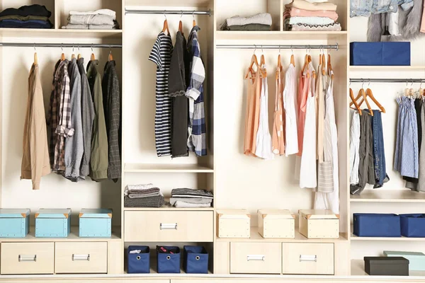 Armário grande armário com roupas diferentes — Fotografia de Stock