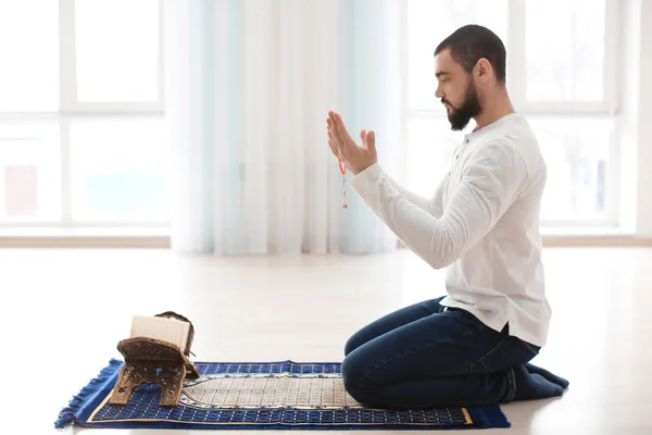 Jeune homme musulman priant, à l'intérieur — Photo