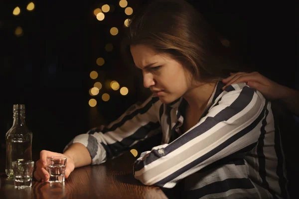 Νεαρή γυναίκα με ποτήρι ποτό στο μπαρ. Πρόβλημα αλκοολισμού — Φωτογραφία Αρχείου