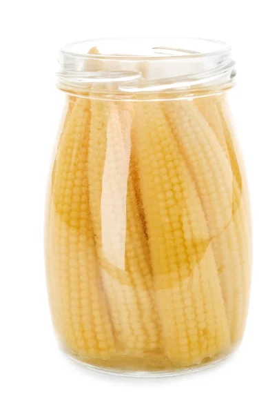 Pot en verre avec jeune maïs frais sur fond blanc — Photo