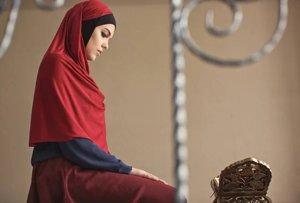 Jovem Muçulmana Lendo Alcorão Dentro Casa — Fotografia de Stock