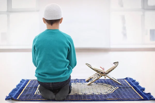 Little Muslim anak berdoa, di dalam ruangan — Stok Foto