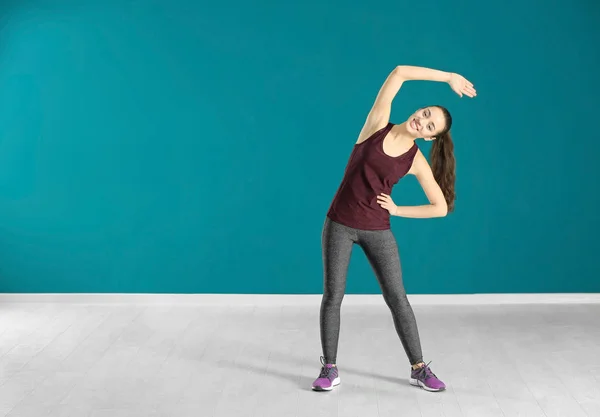 Hermosa joven haciendo ejercicio de fitness en casa —  Fotos de Stock