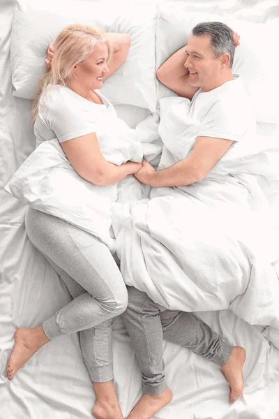 Äldre par i sängen tillsammans, ovanifrån — Stockfoto