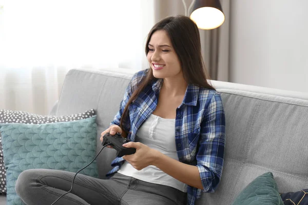 Jovem mulher jogando jogos de vídeo em casa — Fotografia de Stock