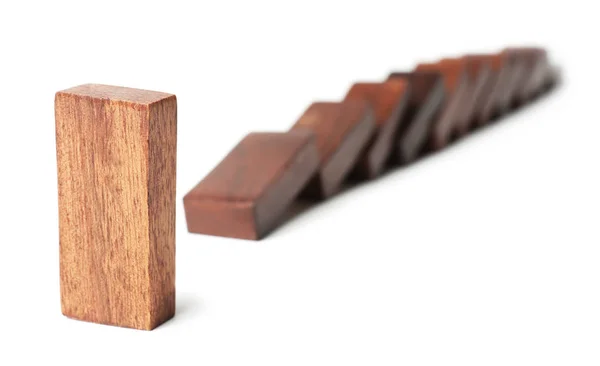 Ett domino står ut från andra på vit bakgrund. Tror olika begrepp — Stockfoto