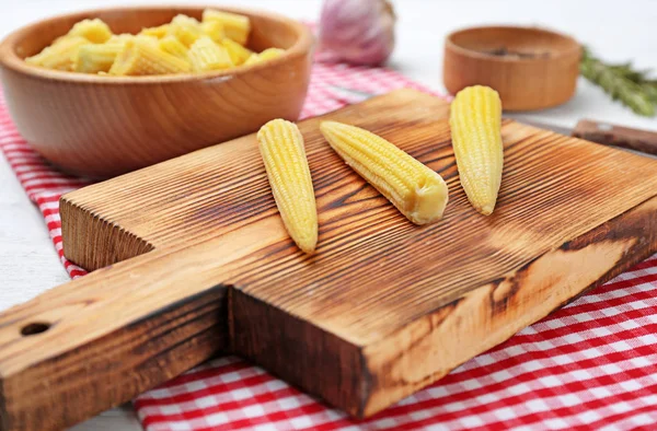 Wooden board with fresh young baby corn on table, closeup — Stock Photo, Image