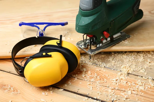 Hoofdtelefoon, bril en elektrische puzzel op tafel. Hoorzitting beschermende uitrusting — Stockfoto