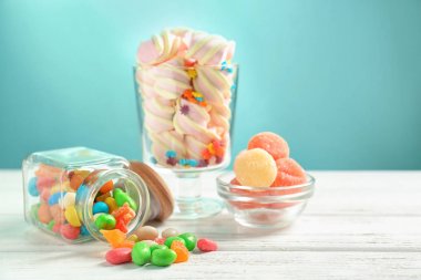 Cam masa renk arka plan üzerinde farklı şeker ile