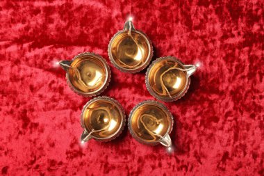 Diwali diyas veya kil lambaları kırmızı kumaş üzerine