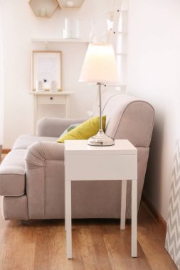 Oda iç zarif masa lambası ve rahat kanepe