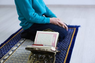 Dua, kapalı küçük Müslüman çocuk