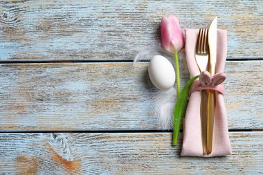 Çatal bıçak takımı ahşap arka plan Paskalya Tablo ayarı için dekore edilmiş