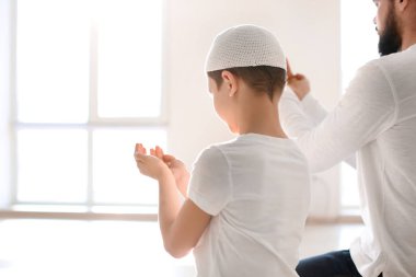 Müslüman baba ve oğul dua birlikte, kapalı