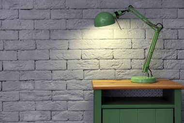 Stand yakın tuğla duvar lambası