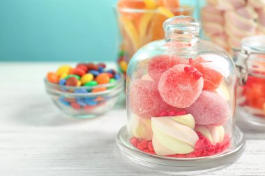 Cam masa renk arka plan üzerinde farklı şeker ile