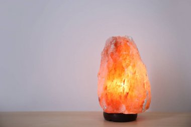 Himalaya tuz lambası açık renkli karşı masada