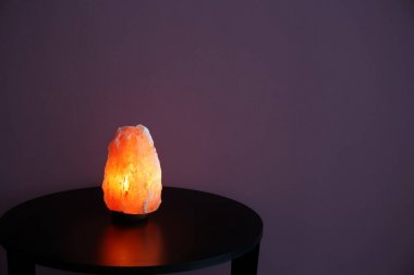 Himalaya tuz lambası renk arka plan karşı masada
