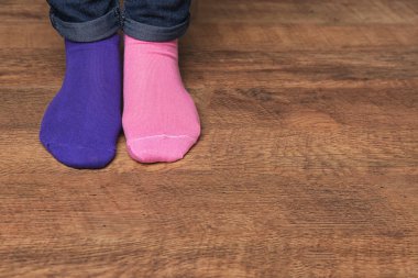 Kapalı farklı çoraplı kadın