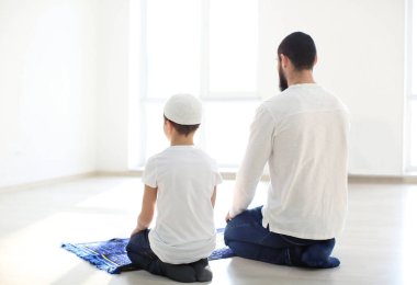 Müslüman baba ve oğul dua birlikte, kapalı