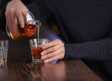 Alkol içki bar, closeup içine dökme kadın. Alkolizm sorunu