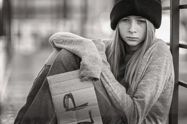 Holding a word Súgó kartonlapot szabadban hajléktalan szegény tizenéves lány — Stock Fotó