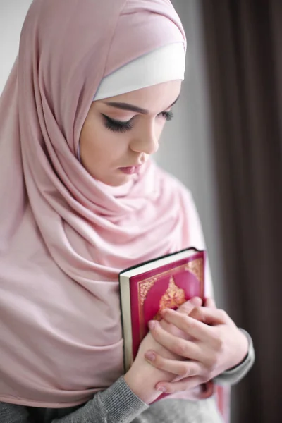 Junge Muslimische Frau Hält Koran Und Betet Drinnen — Stockfoto