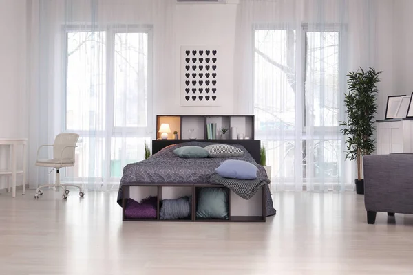 Інтер'єр спальні з елегантною настільною лампою — стокове фото