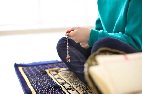 Niño musulmán rezando, en el interior — Foto de Stock